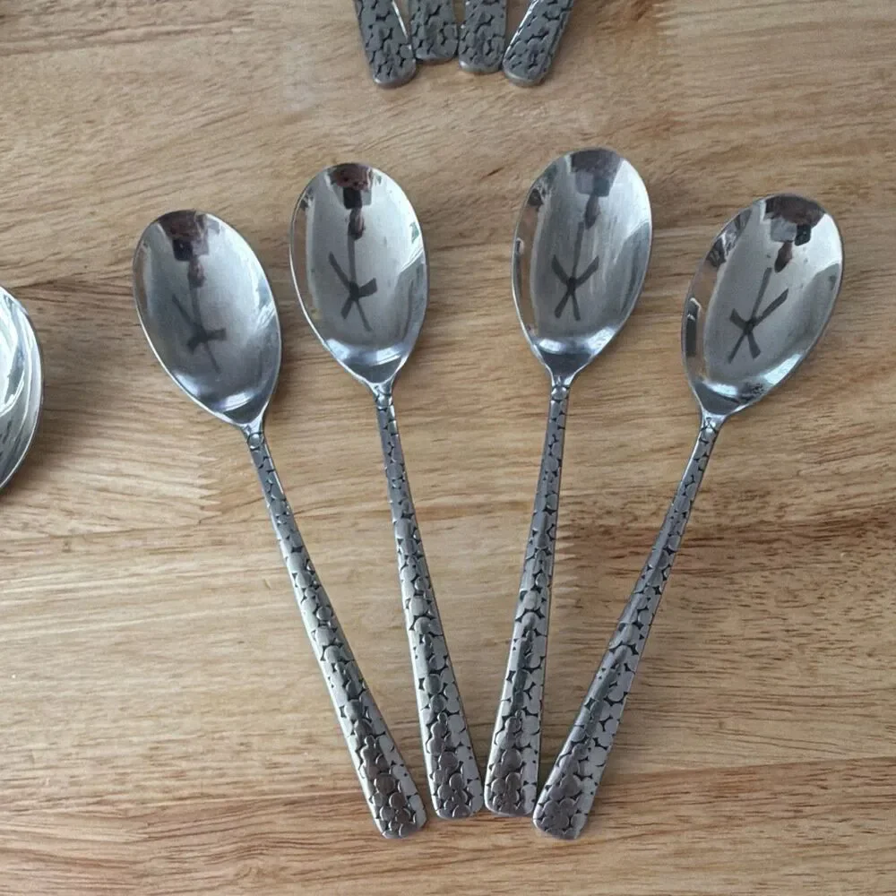 Oneida AA-13 Lola Stainless Steel Dot Handle Flatware Set 16pc Forks and Spoons